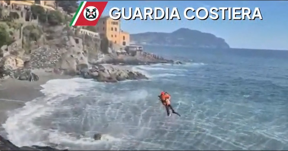 La Sala Operativa della Guardia Costiera di Genova ha coordinato dalle prime ore della giornata di oggi, unità navali nonché mezzi aerei della Guardia Costiera e dei Vigili del Fuoco nella ricerca di un ragazzo di 23 anni, disperso in mare a causa delle avverse condizioni metereologiche caratterizzate da moto ondoso e forti correnti.