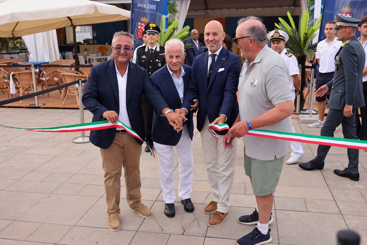 GRANDE FESTA AL PORTO DI IMPERIA CON I GRANDI CAMPIONI DELLA VELA Valori dello sport ed emozioni alla opening ceremony del mondiale 12mt SI Il Sindaco Scajola inaugura il campionato e il villaggio della Imperia Sailing Week Da domani 10 giorni di grande vela a mare e tanti eventi a terra