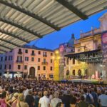 Con Maurizio de Giovanni in piazza della Concordia ad Albissola Marina e Massimo Recalcati in piazza Sisto IV a Savona si è chiusa la sedicesima edizione di Parole Ubikate in mare, il festival letterario estivo della Liguria. Due mesi di incontri, dal 26 giugno al 29 agosto, due piazze, circa 20.000 presenze: il festival si conferma tra i più seguiti dell’estate nel nostro paese.