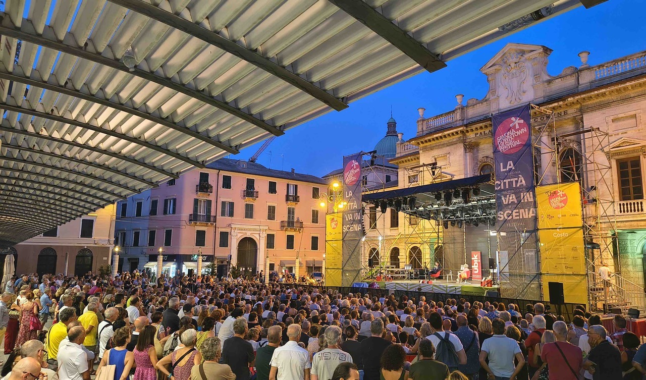 Con Maurizio de Giovanni in piazza della Concordia ad Albissola Marina e Massimo Recalcati in piazza Sisto IV a Savona si è chiusa la sedicesima edizione di Parole Ubikate in mare, il festival letterario estivo della Liguria. Due mesi di incontri, dal 26 giugno al 29 agosto, due piazze, circa 20.000 presenze: il festival si conferma tra i più seguiti dell’estate nel nostro paese.