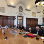 Genova, 29 settembre 2026 – Riprende oggi il percorso di confronto sul nuovo Piano Regolatore Portuale del sistema Genova e Savona-Vado. Questa mattina l’Autorità di Sistema Portuale del Mar Ligure Occidentale ha incontrato il Comitato Multedo per l’Ambiente (Gian Piero Cellerino e Goffredo Ferelli) e il Comitato Porto Aperto (Giammario Bolognini e Gian Giorgio Parodi), per illustrare gli scenari di sviluppo del Piano e raccogliere osservazioni e proposte sui diversi temi che riguardano il futuro del rapporto tra porto e città.