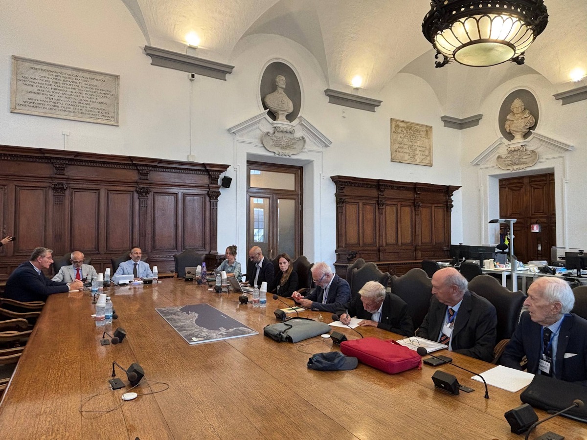 Genova, 29 settembre 2026 – Riprende oggi il percorso di confronto sul nuovo Piano Regolatore Portuale del sistema Genova e Savona-Vado. Questa mattina l’Autorità di Sistema Portuale del Mar Ligure Occidentale ha incontrato il Comitato Multedo per l’Ambiente (Gian Piero Cellerino e Goffredo Ferelli) e il Comitato Porto Aperto (Giammario Bolognini e Gian Giorgio Parodi), per illustrare gli scenari di sviluppo del Piano e raccogliere osservazioni e proposte sui diversi temi che riguardano il futuro del rapporto tra porto e città.