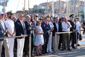 Un equipaggio di velisti giovanissimi a bordo del famoso Q Class del 1926 Il Sindaco Scajola: “Felici per 10 giorni di grande sport, eleganza e forte passione marinara! Imperia, 5 settembre 2026. Falcon, il Q Class del 1926 dell’armatore francese Montero De Barros, è il vincitore assoluto delle Vele d’Epoca di Imperia, 40esimo anniversario. Una delle più famose barche d’epoca da regata, le cui linee d’acqua – si racconta – hanno ispirato il disegno del J Class Ranger, è stato il migliore nelle 4 prove del raduno ligure, regatando con un equipaggio composto per la maggior parte da velisti giovanissimi.