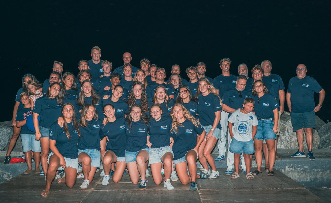 BOGLIASCO, 5 SETTEMBRE 2026 - Nella consueta e suggestiva cornice di Molo Sbolgi, con il Golfo Paradiso a fare da straordinario scenario, si sono alzati ieri sera i veli sulle due prime squadre biancazzurre, pronte ad affrontare una nuova annata ricca di sfide, ambizioni e aspettative.