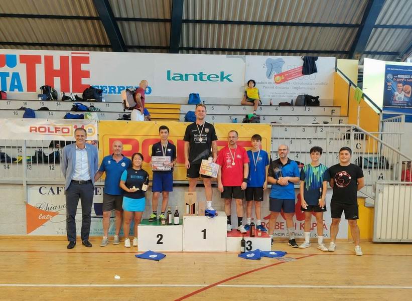 Partiamo da BRA, in Piemonte. Nel singolo misto Open7, domenica 20 settembre, con ben 67 atleti in gara, ha primeggiato ANDREA CAVIGLIA. Il classe 1998 tesserato Toirano ha compiuto un percorso di ben 7 vittorie, salendo sul gradino più alto del podio. Nel girone ha prevalso per 3-0 su Luca Delli Calici e su Susanna Franco; nel tabellone ha battuto, senza cedere set, Maria Cuniberti, Andrea Bonino, Shurui Chen. In semifinale ha prevalso in 4 set su Simone Sangrali; in finale ha superato 3-2 Fabio Molinari.