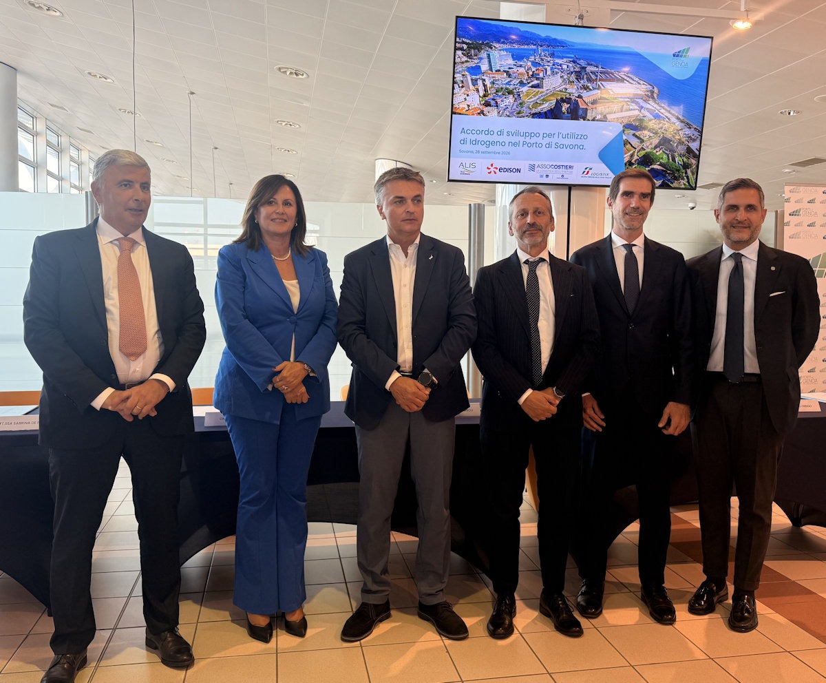 Savona, 28 settembre 2026 – L’Autorità di Sistema Portuale del Mar Ligure Occidentale (AdSP), l’Associazione Logistica dell’Intermodalità Sostenibile (ALIS), Assocostieri, Edison, e FS Logistix hanno firmato un protocollo di intesa finalizzato allo sviluppo di un progetto pilota per la produzione e l’utilizzo di idrogeno verde presso il porto di Savona.