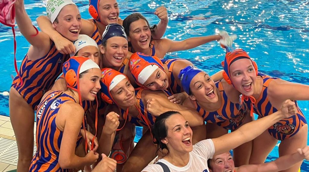 C’è un filo biancazzurro che dal 2022 arriva fino a oggi, attraversando piscine, città e stagioni della pallanuoto italiana. È la storia di otto ragazze dell’AGN Energia Bogliasco 1951 che, ancora giovanissime, sono riuscite nell’impresa di conquistare tutti i titoli nazionali giovanili messi in palio nelle rispettive categorie. Sono Benedetta Bo, Giulia Bozzo, Giulia De Capitani, Arianna Lava, Carlotta Paganuzzi, Chiara Roccalberti, Federica Soro e Lucia Virzi.