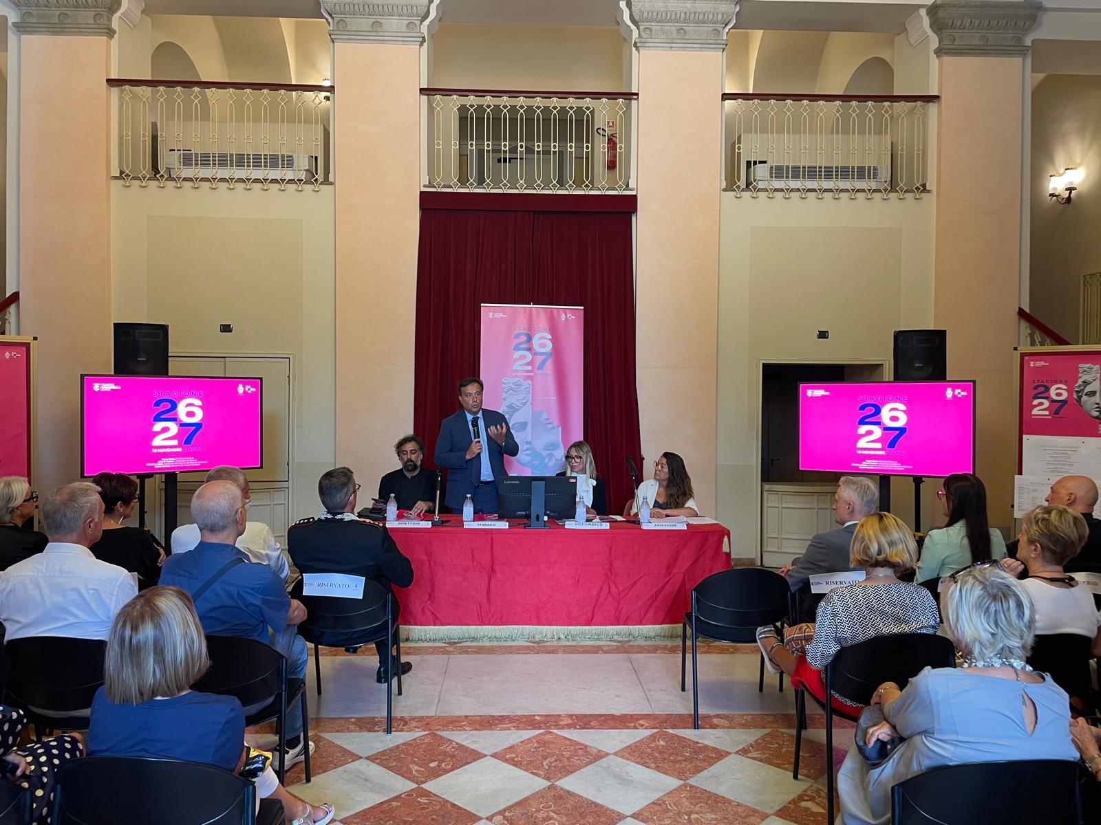 La Stagione del Teatro Chiabrera 2026/2027, prosegue il percorso di innovazione e rinnovamento intrapreso negli anni precedenti, forte dell’esperienza delle passate edizioni e di un rapporto ormai consolidato con il pubblico. La nuova stagione presenta un cartellone attrattivo e stimolante, fedele alla tradizione e al tempo stesso originale e ricco di nuove visioni ed innovazione. Come nelle stagioni precedenti, la programmazione si articola in tre percorsi principali - Artistica, Contemporanea, Musica e Balletto