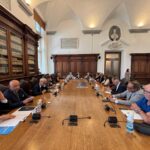 Genova, 8 settembre 2026 – Prosegue il programma di incontri promosso dall’Autorità di Sistema Portuale del Mar Ligure Occidentale sulle proposte dei nuovi Piani Regolatori Portuali di Genova e Savona-Vado. Il Presidente Matteo Paroli, il Segretario Generale Tito Vespasiani e lo staff impegnato nella redazione dei PRP hanno incontrato oggi i rappresentanti di Uniport (Ignazio Messina, Francesco Beltrano, Emanuele Faranda e Massimiliano Riccardi), Assiterminal (Alessandro Ferrari e Luca Becce), Assologistica (Paolo Guidi) e Federlogistica (Davide Falteri), Agens (Luca Bassani, Massimo Morasso e Livio Ravera), Fercargo (Guido Porta).