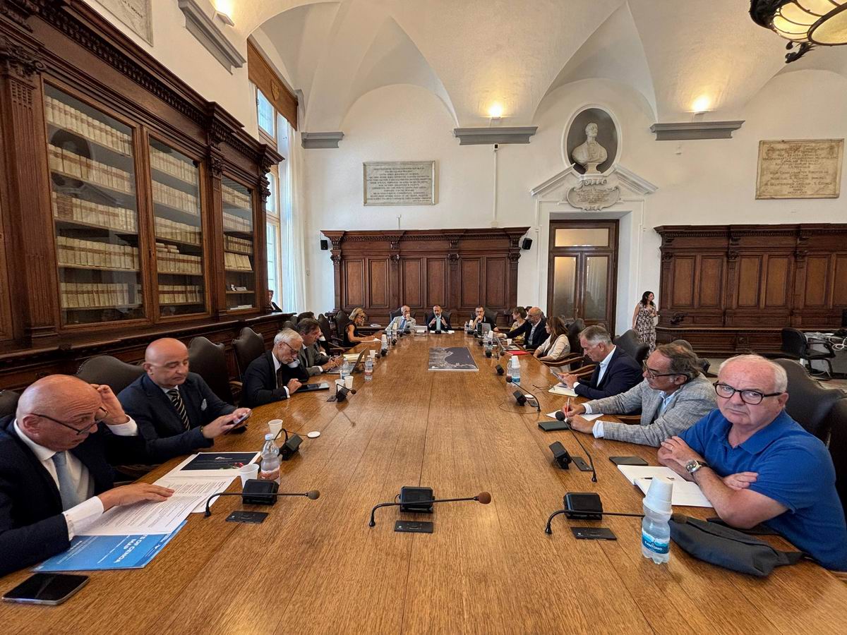 Genova, 8 settembre 2026 – Prosegue il programma di incontri promosso dall’Autorità di Sistema Portuale del Mar Ligure Occidentale sulle proposte dei nuovi Piani Regolatori Portuali di Genova e Savona-Vado. Il Presidente Matteo Paroli, il Segretario Generale Tito Vespasiani e lo staff impegnato nella redazione dei PRP hanno incontrato oggi i rappresentanti di Uniport (Ignazio Messina, Francesco Beltrano, Emanuele Faranda e Massimiliano Riccardi), Assiterminal (Alessandro Ferrari e Luca Becce), Assologistica (Paolo Guidi) e Federlogistica (Davide Falteri), Agens (Luca Bassani, Massimo Morasso e Livio Ravera), Fercargo (Guido Porta).