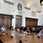 Tre gli incontri programmati oggi dall’Autorità di Sistema Portuale del Mar Ligure Occidentale nell’ambito della fase che precede la preadozione dei nuovi strumenti di pianificazione. In mattinata il confronto si è svolto con la Rete delle Associazioni di San Teodoro, rappresentata da Roberto Caristi, Enzo Tortello, Federico Valerio e Paolo Merlo. Nel pomeriggio il programma ha previsto il confronto con le organizzazioni sindacali FIT-CISL, UILTRASPORTI, UILM-UIL, FIOM-CGIL e FILT-CGIL e, a seguire, con la Compagnia Unica Lavoratori Merci Varie “Paride Batini”, rappresentata dal console Antonio Benvenuti e dai viceconsoli Francesca Ceotto e Luca Ledda.
