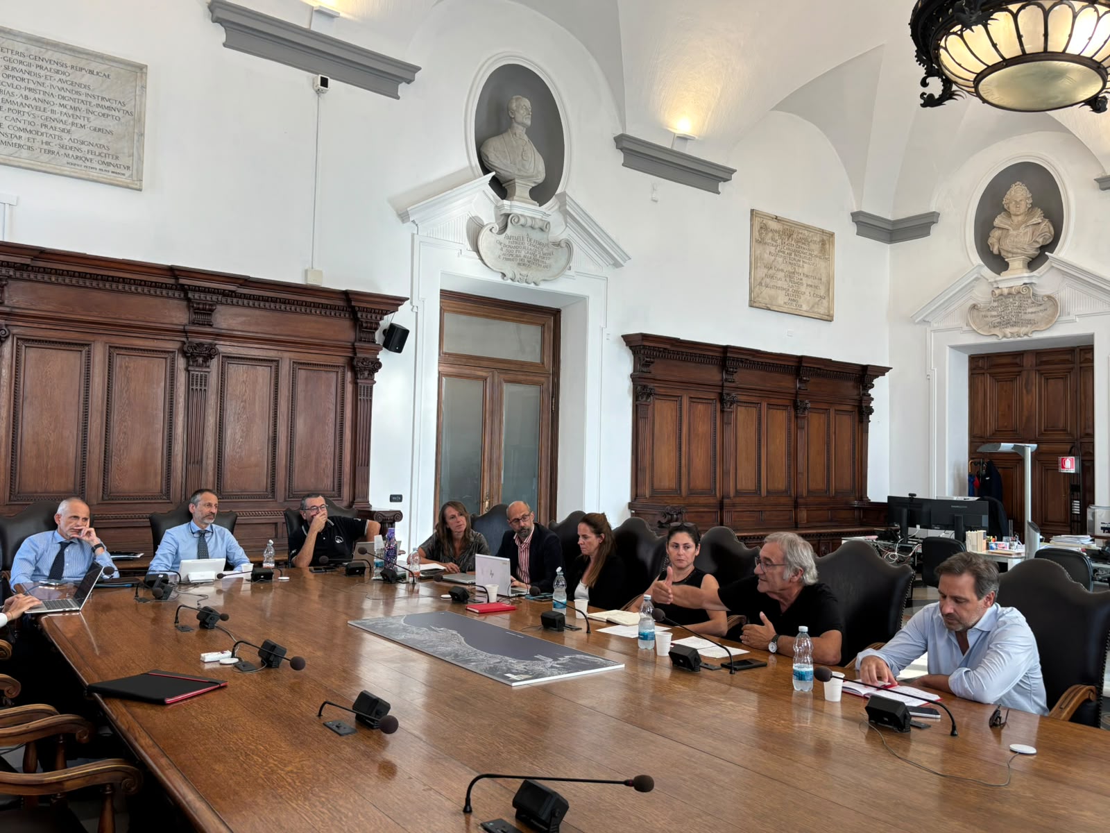 Tre gli incontri programmati oggi dall’Autorità di Sistema Portuale del Mar Ligure Occidentale nell’ambito della fase che precede la preadozione dei nuovi strumenti di pianificazione. In mattinata il confronto si è svolto con la Rete delle Associazioni di San Teodoro, rappresentata da Roberto Caristi, Enzo Tortello, Federico Valerio e Paolo Merlo. Nel pomeriggio il programma ha previsto il confronto con le organizzazioni sindacali FIT-CISL, UILTRASPORTI, UILM-UIL, FIOM-CGIL e FILT-CGIL e, a seguire, con la Compagnia Unica Lavoratori Merci Varie “Paride Batini”, rappresentata dal console Antonio Benvenuti e dai viceconsoli Francesca Ceotto e Luca Ledda.