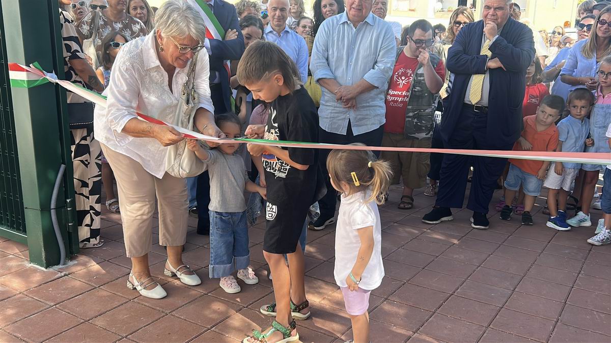 È stato inaugurato ieri mattina il Polo 0-6 di Pila, la nuova scuola realizzata con fondi Pnrr e risorse comunali. L'iter, avviato nel 2021, vede la conclusione in tempo per avere l'edificio a disposizione per l'anno scolastico che partirà lunedì. Il taglio del nastro, alla presenza di tante famiglie e bambini, è stato affidato a due giovanissimi che frequenteranno la nuova struttura, Ettore e Sole.