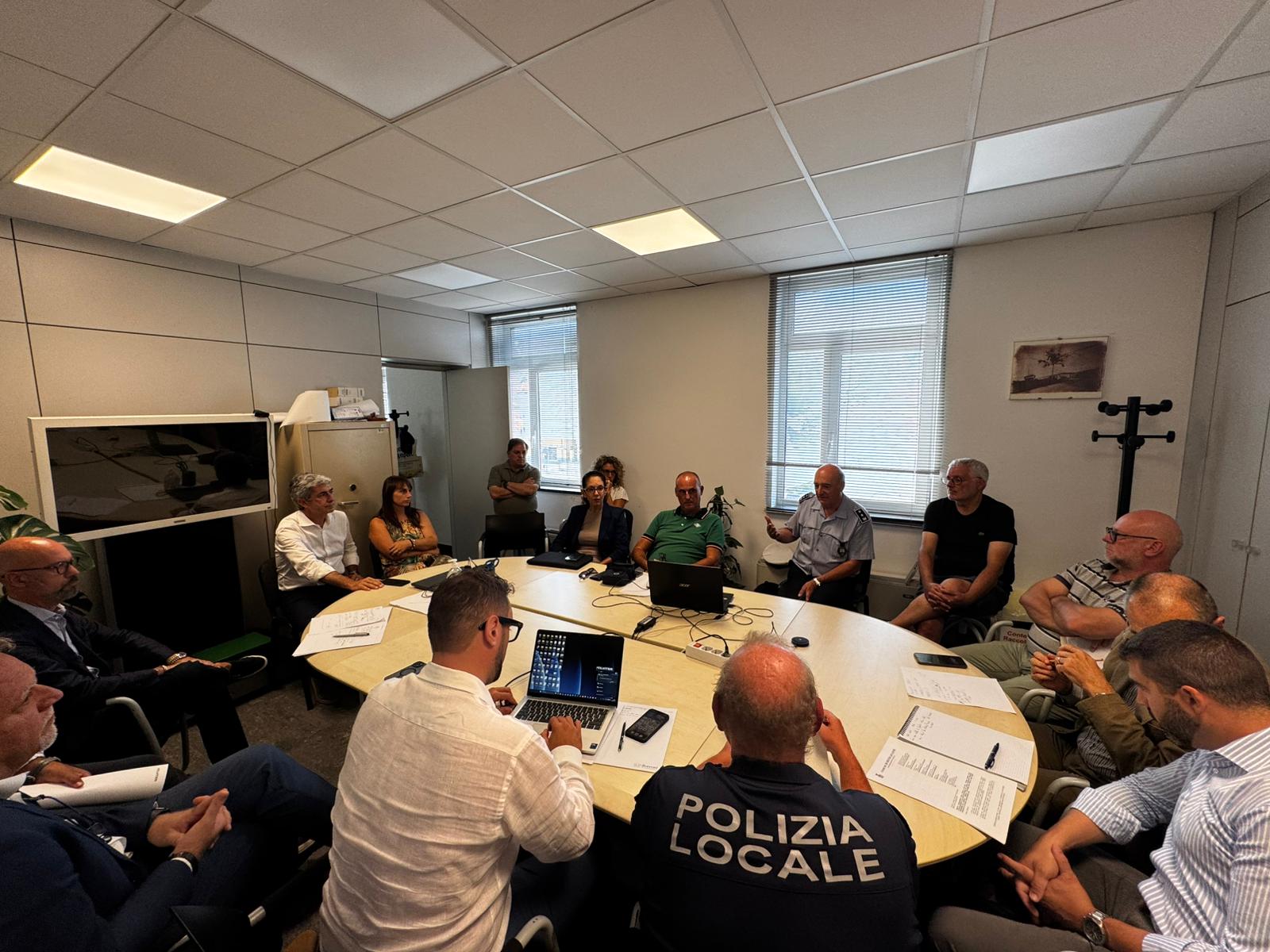 Si è svolta nella mattinata di oggi, martedì 1° settembre, presso gli uffici tecnici comunali di via Salvi, una riunione operativa dedicata alle problematiche logistiche e viabilistiche connesse alla chiusura del sottopasso ferroviario di via Fascie prevista a partire da lunedì 7 settembre 2026. All'incontro hanno preso parte il sindaco di Sestri Levante Francesco Solinas, l’assessore Valentina Armanino, gli uffici tecnici e la Polizia Locale del Comune di Sestri Levante, i rappresentanti di Concessioni del Tirreno e Autostrade per l'Italia, rappresentanti dell’Amministrazione e della Polizia Locale del Comune di Lavagna, della Polizia Locale di Chiavari e i tecnici di Fincantieri.