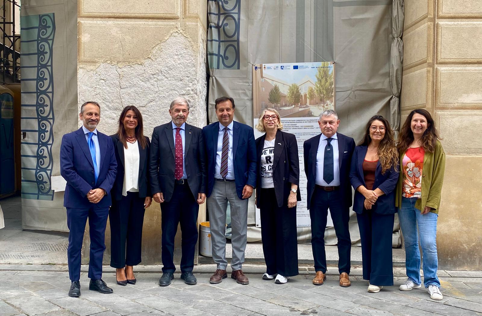 Il sindaco di Savona, Marco Russo, con le assessore Becco e Negro, ha accompagnato il presidente di Regione Liguria, Marco Bucci, con le assessore Simona Ferro e Claudia Morich, il presidente di AdsP Matteo Paroli, con il direttore di scalo Paolo Canavese, e il vicepresidente di Camera di Commercio Alessandro Berta in una visita al cantiere di Palazzo della Rovere