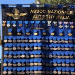 Le ragioni e le finalità di questo straordinario evento Come ormai noto a tutti, l’universo nerazzurro (colore delle mostrine dell’Arma dei Trasporti e Materiali) si riunirà a Sestri Levante dal 9 all’11 ottobre 2026, per celebrare l’orgoglio di essere Autieri, insieme alla Comunità locale e, più in generale, a quella Ligure. Siamo certi che saremo immersi in una società inclusiva, solidare, fraterna e accogliente, come quella della “città dei due mari”.