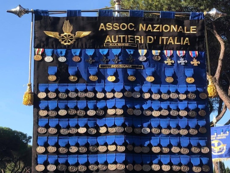 Le ragioni e le finalità di questo straordinario evento Come ormai noto a tutti, l’universo nerazzurro (colore delle mostrine dell’Arma dei Trasporti e Materiali) si riunirà a Sestri Levante dal 9 all’11 ottobre 2026, per celebrare l’orgoglio di essere Autieri, insieme alla Comunità locale e, più in generale, a quella Ligure. Siamo certi che saremo immersi in una società inclusiva, solidare, fraterna e accogliente, come quella della “città dei due mari”.