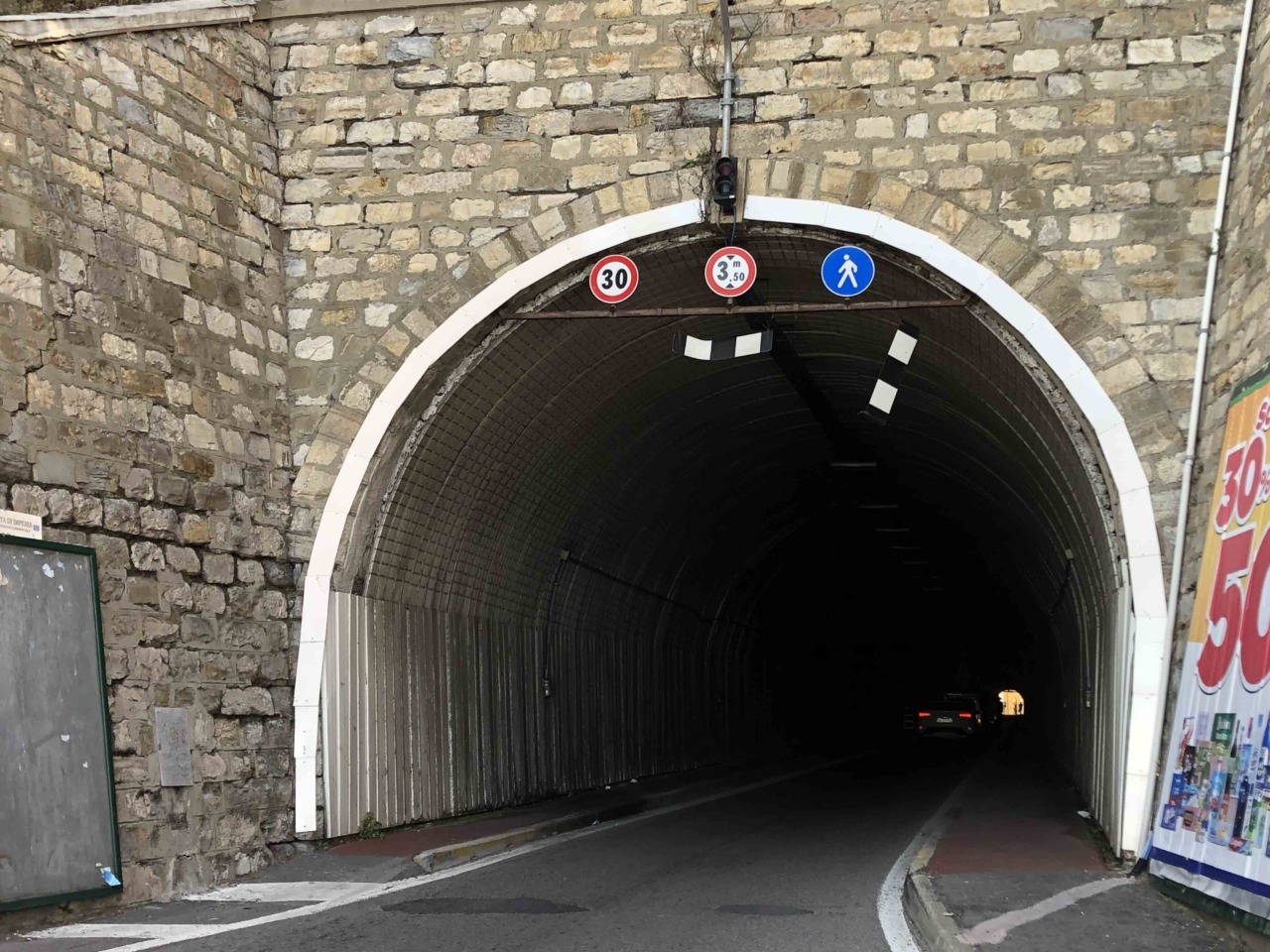 Le operazioni si svolgeranno esclusivamente in orario notturno da questa sera, mercoledì 23 settembre, fino al mattino di martedì 29 settembre 2026. La galleria rimarrà chiusa a tutti i veicoli non autorizzati ogni notte dalle ore 21:30, subito dopo il transito dell'ultima corsa dei pullman di linea, fino alle ore 05:15 del mattino successivo, consentendo così la regolare ripresa del servizio di trasporto pubblico per le prime corse del giorno.