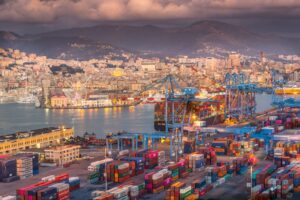 Giovedì 3 settembre - Prende il via domani, venerdì 4 settembre, il programma di incontri promosso dall’Autorità di Sistema Portuale del Mar Ligure Occidentale sulle proposte del nuovo Piano Regolatore Portuale, lo strumento chiamato a definire l’assetto e le destinazioni funzionali delle aree portuali del sistema per i prossimi decenni. Oltre 20 incontri nell’arco di circa 40 giorni coinvolgeranno il cluster portuale, le istituzioni interessate, le associazioni di categoria e gli altri stakeholder pubblici e privati interessati dalle scelte di pianificazione. L’obiettivo è illustrare le ipotesi in corso di definizione, fornire un quadro chiaro degli indirizzi e delle proposte allo studio e acquisire eventuali elementi utili prima dei successivi passaggi istituzionali.