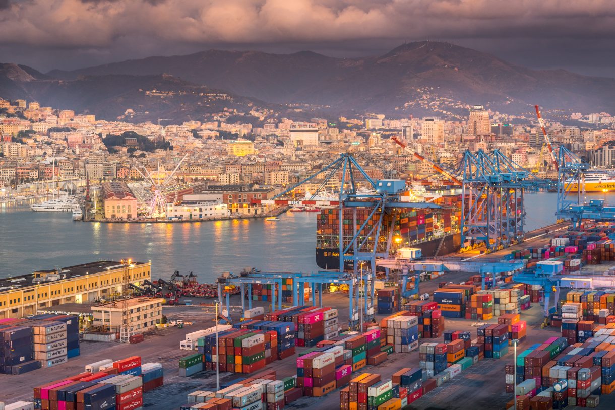 Giovedì 3 settembre - Prende il via domani, venerdì 4 settembre, il programma di incontri promosso dall’Autorità di Sistema Portuale del Mar Ligure Occidentale sulle proposte del nuovo Piano Regolatore Portuale, lo strumento chiamato a definire l’assetto e le destinazioni funzionali delle aree portuali del sistema per i prossimi decenni. Oltre 20 incontri nell’arco di circa 40 giorni coinvolgeranno il cluster portuale, le istituzioni interessate, le associazioni di categoria e gli altri stakeholder pubblici e privati interessati dalle scelte di pianificazione. L’obiettivo è illustrare le ipotesi in corso di definizione, fornire un quadro chiaro degli indirizzi e delle proposte allo studio e acquisire eventuali elementi utili prima dei successivi passaggi istituzionali.
