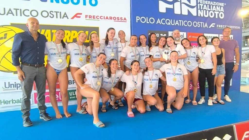 C’è un filo biancazzurro che dal 2022 arriva fino a oggi, attraversando piscine, città e stagioni della pallanuoto italiana. È la storia di otto ragazze dell’AGN Energia Bogliasco 1951 che, ancora giovanissime, sono riuscite nell’impresa di conquistare tutti i titoli nazionali giovanili messi in palio nelle rispettive categorie. Sono Benedetta Bo, Giulia Bozzo, Giulia De Capitani, Arianna Lava, Carlotta Paganuzzi, Chiara Roccalberti, Federica Soro e Lucia Virzi.