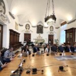 Genova, 9 settembre 2026 - Sostenibilità economica degli investimenti, individuazione delle opere e capacità di mobilitare risorse pubbliche e private sono stati i principali temi affrontati questa mattina nell’incontro sui nuovi Piani Regolatori Portuali (PRP) tra l’Autorità di Sistema Portuale del Mar Ligure Occidentale e Confindustria Genova, rappresentata da Beppe Costa, Marco Ghiglione e Vincenzo Cellario.