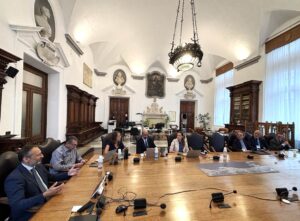 Genova, 9 settembre 2026 - Sostenibilità economica degli investimenti, individuazione delle opere e capacità di mobilitare risorse pubbliche e private sono stati i principali temi affrontati questa mattina nell’incontro sui nuovi Piani Regolatori Portuali (PRP) tra l’Autorità di Sistema Portuale del Mar Ligure Occidentale e Confindustria Genova, rappresentata da Beppe Costa, Marco Ghiglione e Vincenzo Cellario.