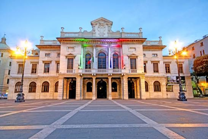 Savona, 11 settembre 2026. Lunedì 14 settembre suona la prima campanella del nuovo anno scolastico. Obiettivo primario anche quest'anno per il Comune di Savona sarà quello di mettere al centro i ragazzi e le loro famiglie garantendo la massima qualità dei servizi di supporto come l'innovazione didattica, il trasporto, la ristorazione e tutte le attività extrascolastiche fondamentali per arricchire la crescita personale e le competenze degli studenti.
