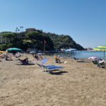 Completato l'aggiornamento del Pud, a Sestri Levante riprende l'iter delle nuove assegnazioni delle concessioni demaniali marittime a finalità turistico ricreative. La Giunta comunale ha approvato l'atto di indirizzo che definisce procedure e criteri con cui l'ente metterà a bando spiagge, chioschi, ormeggi e attività collegate, dando mandato all'Ufficio Demanio di predisporre i bandi.