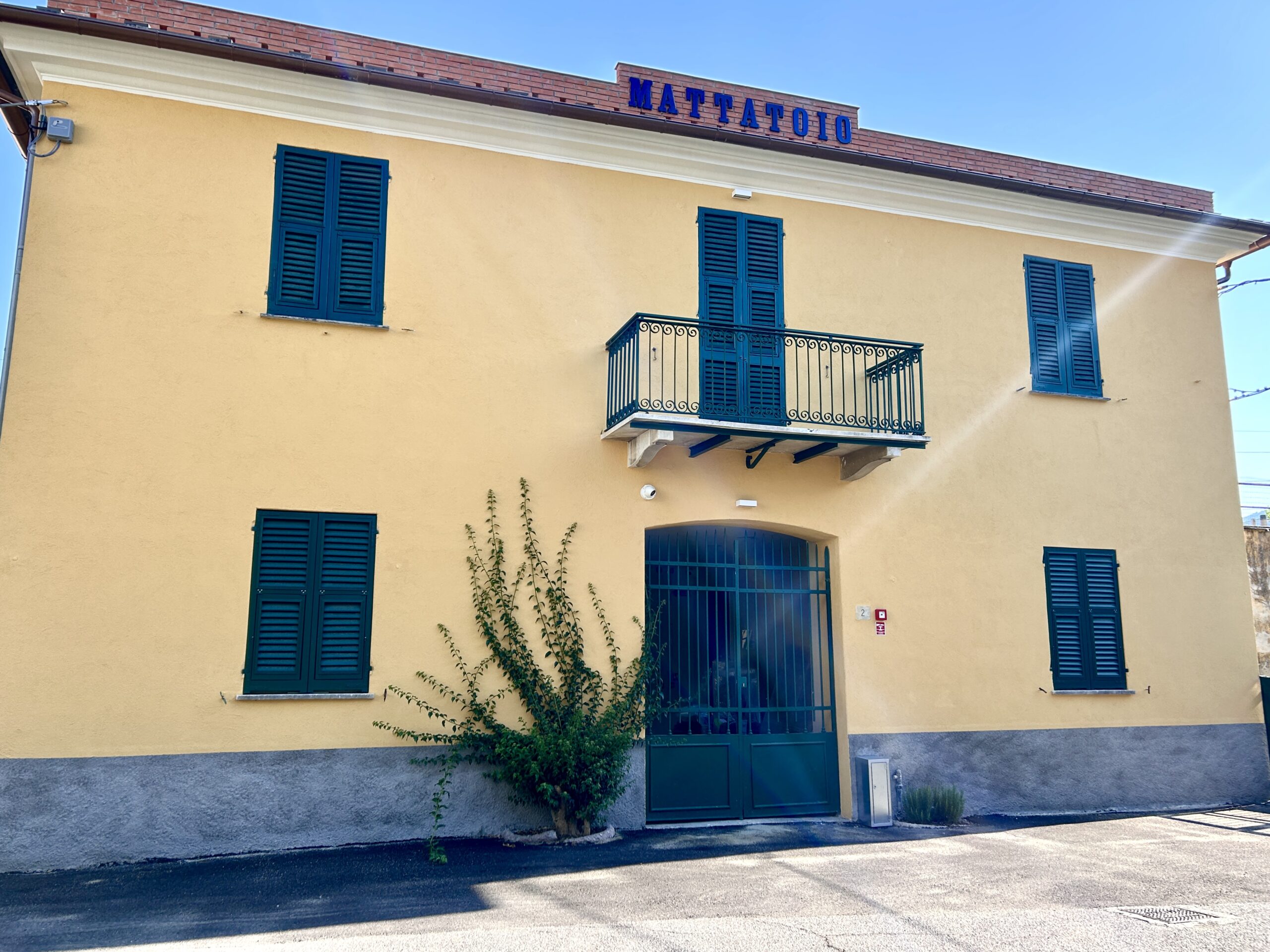 A tre mesi dall'inaugurazione del 29 giugno 2026, la Stazione di posta nell’ex mattatoio di Sestri Levante presenta i suoi primi numeri. Il servizio, attivo tre giorni a settimana, ha accolto 58 persone in condizione di fragilità. Tre di loro hanno trovato un'accoglienza temporanea nei posti di emergenza al primo piano dell'edificio.
