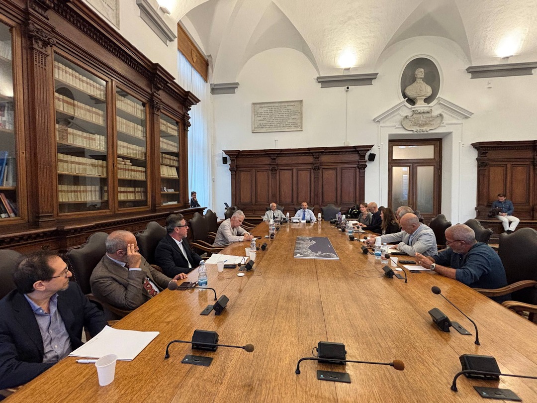 Genova, 30 settembre 2026 – La crescita dei traffici portuali deve essere accompagnata da una capacità adeguata di movimentare le merci anche a terra. È questo uno dei temi centrali emersi nel confronto del nuovo Piano Regolatore Portuale con le associazioni dell’autotrasporto A.Li.A.I./ALIA - CLAAI, CNA FITA, Confartigianato Trasporto, FAI Liguria, Federlogistica, FIAP Autotrasporti, Legacoop Liguria, Osservatorio trasporti, Trasportounito.