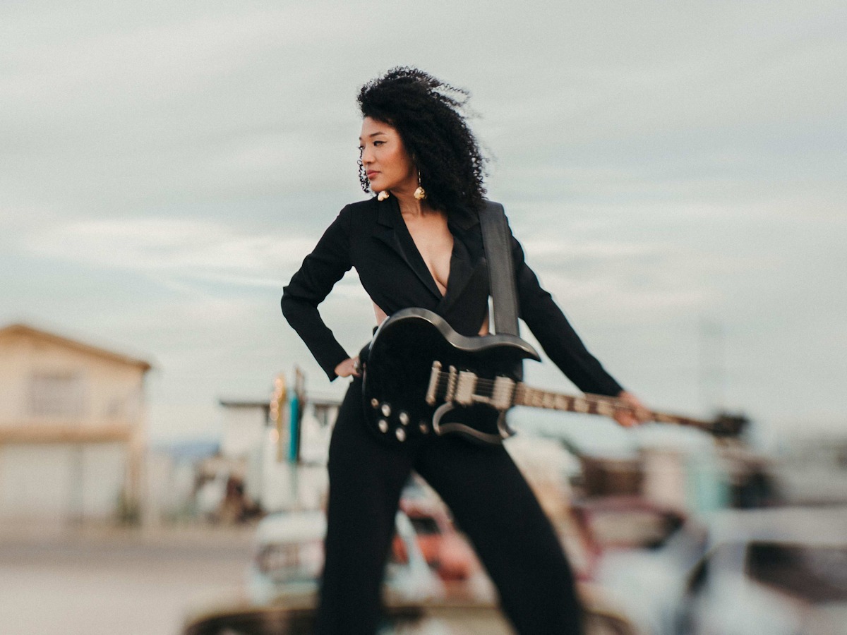 Il Teatro Marenco di Novi Ligure ospita Judith Hill, accompagnata da una band che comprende anche i suoi genitori: Michiko Hill alle tastiere e all’Hammond B3 e Robert “Pee Wee” Hill al basso, insieme al batterista Shadrack “Shaddy” Oppong.