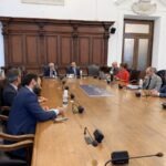Evoluzione del naviglio, adeguamento delle infrastrutture e rapporto tra porto e città al centro degli incontri sul nuovo Piano Regolatore Portuale. Genova, 22 ottobre 2026 - Prosegue il percorso di confronto promosso dall’Autorità di Sistema Portuale del Mar Ligure Occidentale per la redazione del nuovo Piano Regolatore Portuale. Il presidente Matteo Paroli, il capo di Gabinetto Silvio Fremura e lo staff impegnato nella pianificazione hanno incontrato l’ing. Alberto Minoia per Stazioni Marittime S.p.A., il dott. Michele Budetta e l’ing. Alessandro Odasso per RINA Consulting e il dott. Paolo Moretti per RINA Group, nell’ambito delle interlocuzioni avviate da settembre con istituzioni, operatori e soggetti del cluster portuale.