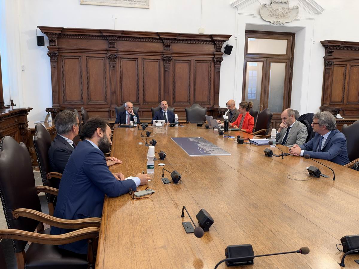 Evoluzione del naviglio, adeguamento delle infrastrutture e rapporto tra porto e città al centro degli incontri sul nuovo Piano Regolatore Portuale. Genova, 22 ottobre 2026 - Prosegue il percorso di confronto promosso dall’Autorità di Sistema Portuale del Mar Ligure Occidentale per la redazione del nuovo Piano Regolatore Portuale. Il presidente Matteo Paroli, il capo di Gabinetto Silvio Fremura e lo staff impegnato nella pianificazione hanno incontrato l’ing. Alberto Minoia per Stazioni Marittime S.p.A., il dott. Michele Budetta e l’ing. Alessandro Odasso per RINA Consulting e il dott. Paolo Moretti per RINA Group, nell’ambito delle interlocuzioni avviate da settembre con istituzioni, operatori e soggetti del cluster portuale.