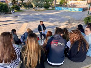 Otto giovani italiani e otto spagnoli di Malaga imparano a riconoscere le fake news e a verificare le fonti. Succede a Santa Margherita Ligure, dove è in corso lo scambio giovanile Erasmus+ "F.A.C.T.S. - Focusing on Analysis, Context, and Technical Skills", a cura dell'associazione MediaLab. Per tutta la settimana (dall’11 al 17 ottobre 2026) i partecipanti, tra i 18 e i 25 anni, seguono laboratori, esperienze pratiche e giochi di ruolo su clickbait, manipolazioni, deepfake e sul ruolo degli algoritmi nella personalizzazione delle notizie.