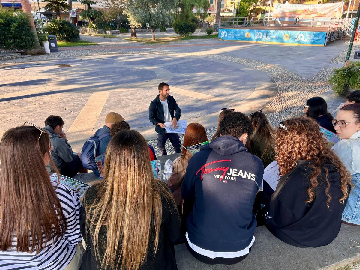 Otto giovani italiani e otto spagnoli di Malaga imparano a riconoscere le fake news e a verificare le fonti. Succede a Santa Margherita Ligure, dove è in corso lo scambio giovanile Erasmus+ "F.A.C.T.S. - Focusing on Analysis, Context, and Technical Skills", a cura dell'associazione MediaLab. Per tutta la settimana (dall’11 al 17 ottobre 2026) i partecipanti, tra i 18 e i 25 anni, seguono laboratori, esperienze pratiche e giochi di ruolo su clickbait, manipolazioni, deepfake e sul ruolo degli algoritmi nella personalizzazione delle notizie.