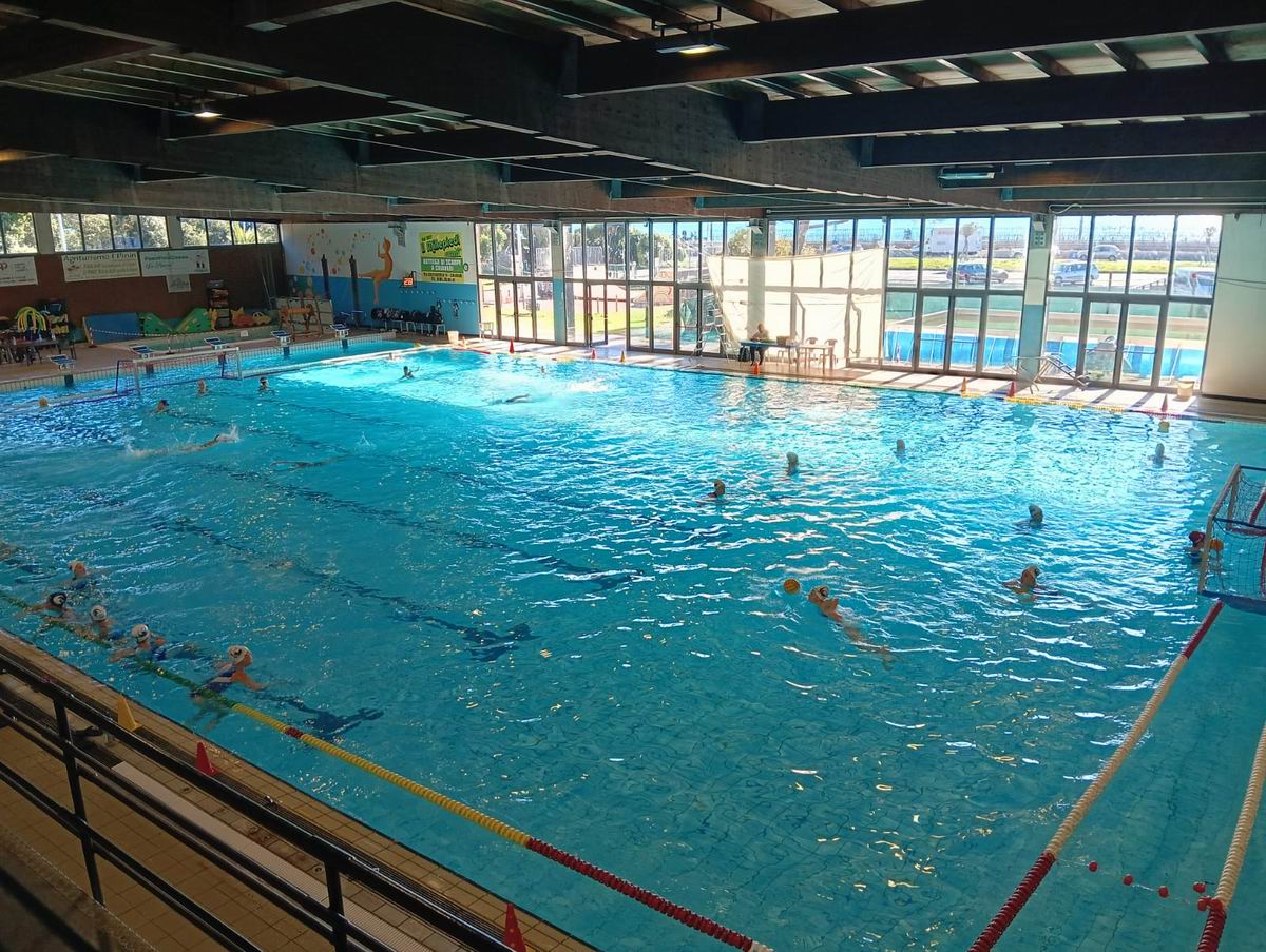 LAVAGNA, 24 OTTOBRE 2026 - La prima vittoria in campionato arriva con un finale da urlo. Nel quinto turno di Serie A1 femminile, l'AGN Energia Bogliasco 1951 supera 16-8 il Nautilus Civitavecchia, piegando soltanto negli ultimi dieci minuti la resistenza delle laziali. LA CRONACA - Una partita spigolosa, combattuta ben oltre quanto suggerisca il punteggio. Dopo il 3-2 della prima frazione, con capitan Uccella protagonista nel parare un rigore a Ilic, le ragazze di Mario Sinatra provano a scappare a cavallo del cambio vasca, portandosi per tre volte sul più tre. Il Nautilus, però, non si arrende e a metà del terzo periodo ristabilisce la parità sull'8-8.