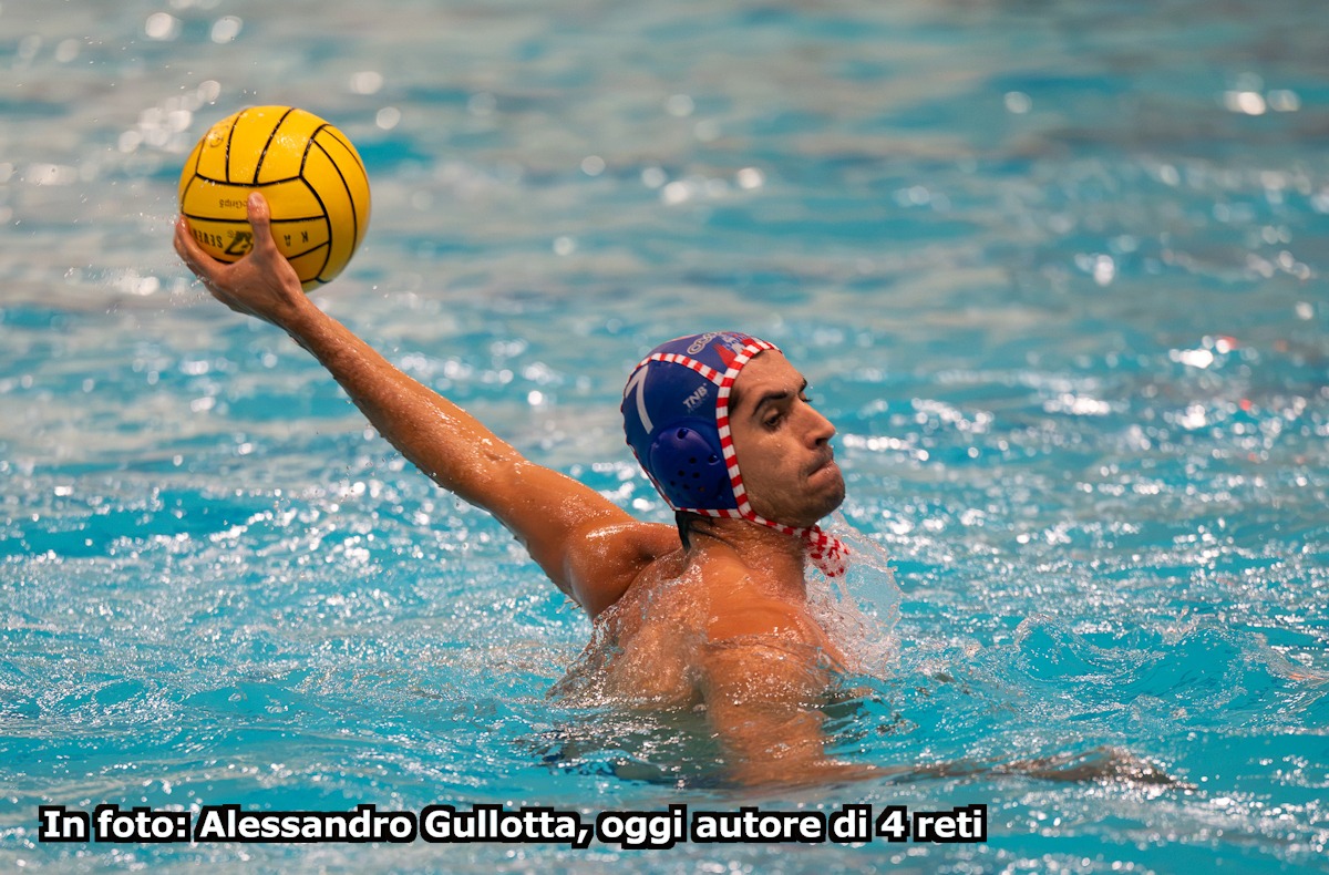La Rari Nantes Savona ha vinto, poco fa, con la Pallanuoto Trieste, nella piscina “Bianchi” di Trieste, l’incontro valevole per la 3^ giornata della Regular Season del Campionato di Serie A 1 di Pallanuoto. 16 a 14 è stato il risultato finale in favore dei savonesi in una partita che ha contato alla fine ben 46 falli ed espulsioni pesanti per il Savona come quella di Alberto Angelini a metà terzo tempo a cui è seguita immediatamente dopo quella del team manager Giacomo Pastorino. La squadra si è così trovata priva di guida tecnica, ha messo in vasca testa e cuore e sotto la guida del capitano Lorenzo Bruni è riuscita a portare a casa una vittoria pesante.