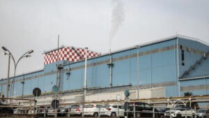 EX ILVA, SINDACI GENOVA E NOVI LIGURE: “ADI ANNUNCIA SERRATA, DECISIONE INACCETTABILE. CONSEGUENZE RITARDI VENDITA NON RICADANO SU LAVORATORI E TERRITORI” Genova e Novi Ligure, 8 ott. - «Questa mattina Acciaierie d'Italia S.p.A. in Amministrazione Straordinaria ci ha annunciato che, in seguito al noto decreto della Corte d'Appello di Milano che riguarda la fabbrica di Taranto, entro il prossimo 15 novembre avverrà la fermata temporanea generale degli stabilimenti ex Ilva di Genova e di Novi.