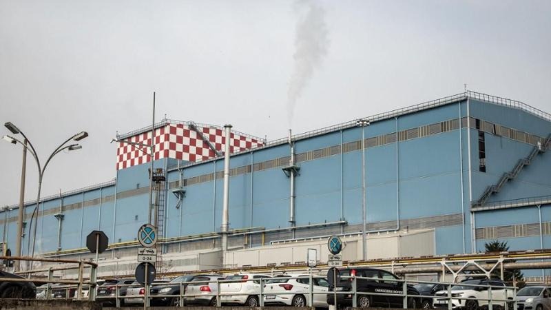 EX ILVA, SINDACI GENOVA E NOVI LIGURE: “ADI ANNUNCIA SERRATA, DECISIONE INACCETTABILE. CONSEGUENZE RITARDI VENDITA NON RICADANO SU LAVORATORI E TERRITORI” Genova e Novi Ligure, 8 ott. - «Questa mattina Acciaierie d'Italia S.p.A. in Amministrazione Straordinaria ci ha annunciato che, in seguito al noto decreto della Corte d'Appello di Milano che riguarda la fabbrica di Taranto, entro il prossimo 15 novembre avverrà la fermata temporanea generale degli stabilimenti ex Ilva di Genova e di Novi.
