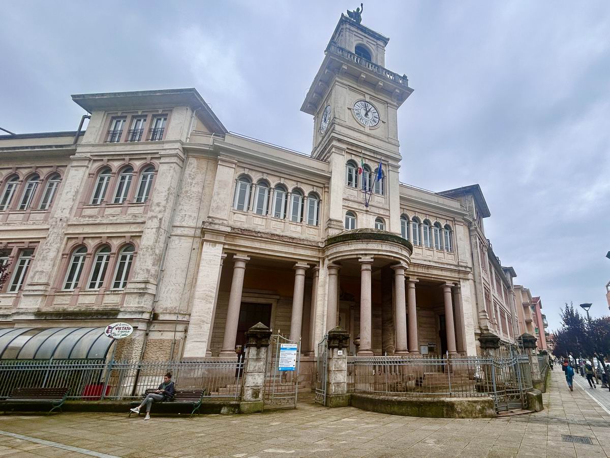 Un milione di euro per rifare i tetti dell’edificio “Monumento ai Caduti” di piazza della Repubblica e rendere nuovamente fruibile l’ultimo piano. Il Comune candida l’intervento ai fondi dell’otto per mille destinati alla sicurezza degli edifici scolastici: la domanda va presentata entro venerdì 23 ottobre sulla piattaforma ministeriale.