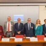 Imperia protagonista alla Camera dei Deputati: presentato il progetto delle navette a guida autonoma Il Comune di Imperia ha portato la sua visione di mobilità del futuro nel cuore delle istituzioni nazionali. Nella giornata di ieri, nel Palazzo dei Gruppi Parlamentari della Camera dei Deputati a Roma, il Presidente del Consiglio comunale Simone Vassallo, su delega del Sindaco Claudio Scajola, ha illustrato il progetto di Trasporto Pubblico Locale focalizzato sull'introduzione delle navette a guida autonoma.