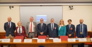 Imperia protagonista alla Camera dei Deputati: presentato il progetto delle navette a guida autonoma Il Comune di Imperia ha portato la sua visione di mobilità del futuro nel cuore delle istituzioni nazionali. Nella giornata di ieri, nel Palazzo dei Gruppi Parlamentari della Camera dei Deputati a Roma, il Presidente del Consiglio comunale Simone Vassallo, su delega del Sindaco Claudio Scajola, ha illustrato il progetto di Trasporto Pubblico Locale focalizzato sull'introduzione delle navette a guida autonoma.