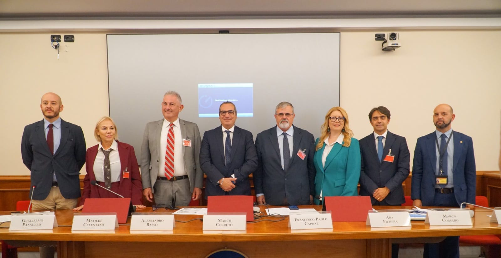 Imperia protagonista alla Camera dei Deputati: presentato il progetto delle navette a guida autonoma Il Comune di Imperia ha portato la sua visione di mobilità del futuro nel cuore delle istituzioni nazionali. Nella giornata di ieri, nel Palazzo dei Gruppi Parlamentari della Camera dei Deputati a Roma, il Presidente del Consiglio comunale Simone Vassallo, su delega del Sindaco Claudio Scajola, ha illustrato il progetto di Trasporto Pubblico Locale focalizzato sull'introduzione delle navette a guida autonoma.