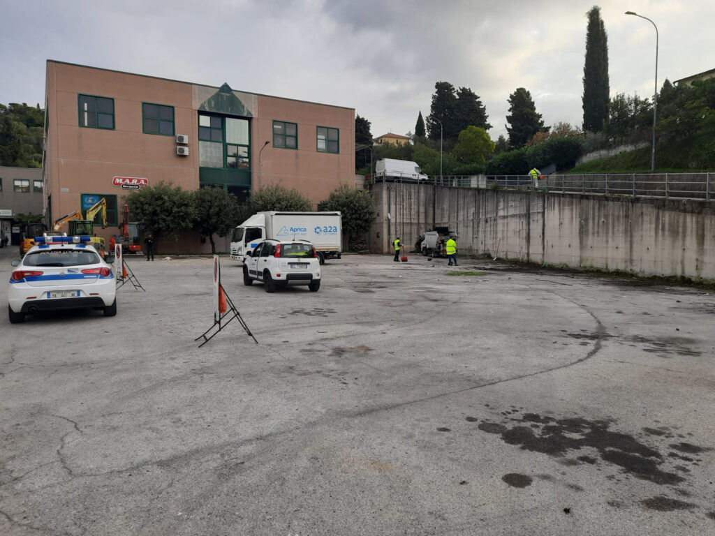 Sestri Levante, intervento di sgobero e pulizia parcheggio via Latiro